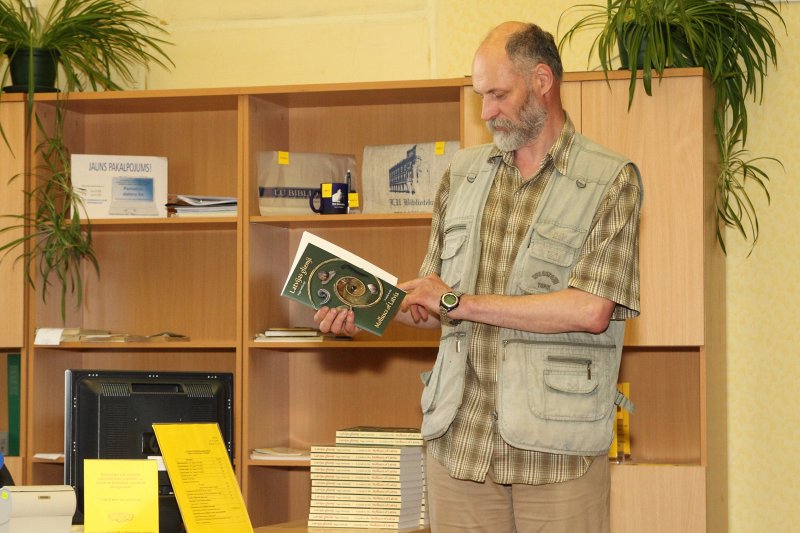 Grāmatas 'Latvijas gliemji: sugu noteicējs' prezentācija LU Bibliotēkas Bioloģijas zinātņu bibliotēkā. Grāmatas līdzautors Māris Rudzītis.