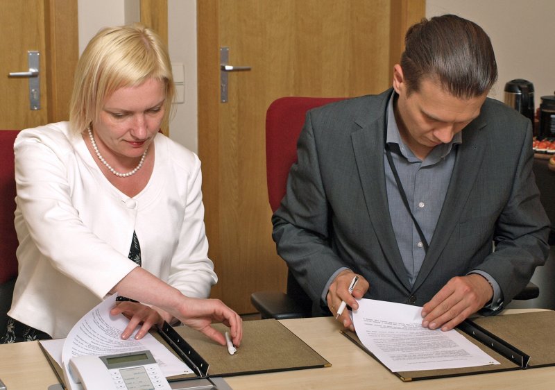 'Accenture' Latvijas filiāles un Latvijas Universitātes Fonda līguma parakstīšana. No kreisās: 
LU Fonda izpilddirektore Laila Kundziņa; 
'Accenture Latvija' direktors Maksims Jegorovs.