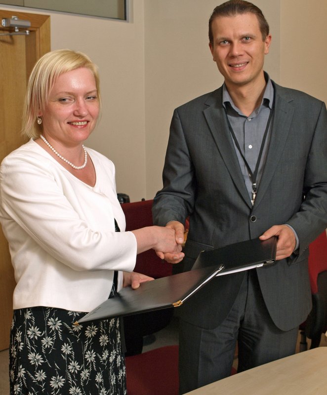'Accenture' Latvijas filiāles un Latvijas Universitātes Fonda līguma parakstīšana. No kreisās: 
LU Fonda izpilddirektore Laila Kundziņa; 
'Accenture Latvija' direktors Maksims Jegorovs.