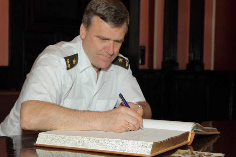 Latvijas Universitāte paraksta sadarbības līgumu ar Baltijas aizsardzības koledžu. BAK komandants, brigādes ģenerālis Gundars Ābols.