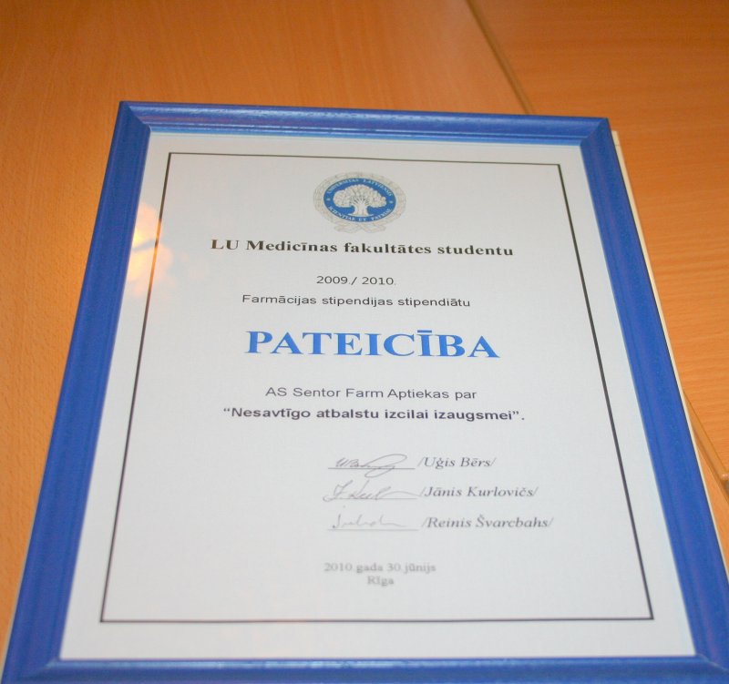 Mecenāta 'Mēness Aptiekas' tikšanās ar LU Fonda stipendiātiem – Farmācijas 2009./2010. akadēmiskā gada stipendiātiem Uģi Bēru, Reini Švarcbahu un Jāni Kurloviču. null