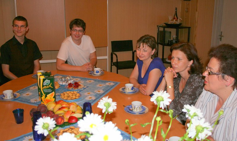 Mecenāta 'Mēness Aptiekas' tikšanās ar LU Fonda stipendiātiem – Farmācijas 2009./2010. akadēmiskā gada stipendiātiem Uģi Bēru, Reini Švarcbahu un Jāni Kurloviču. No kreisās: Reinis Švarcbahs, Jānis Kurlovičs, AS 'Sentor farm aptiekas' personāla direktore Marlēna Motina, pārdošanas daļas vadītāja Alla Čudovska un valdes locekle Svetlana Grende.