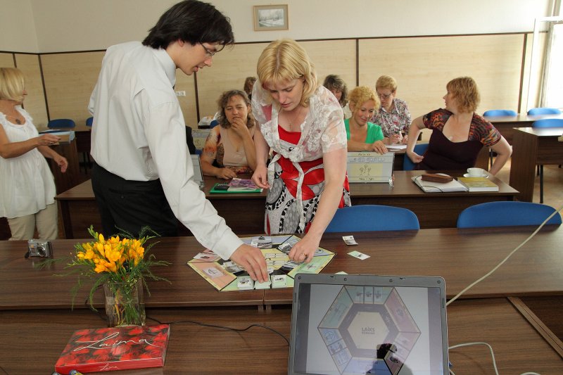 Biznesa spēļu aprobācija ekonomikas skolotājiem. Pa kreisi - galda spēles uzņēmējdarbībā 'Laiks Biznesam' autors Mikus Losāns.