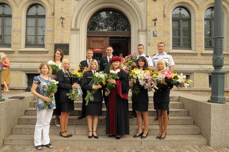 Latvijas Universitātes Juridiskās fakultātes izlaidums absolventiem, kas savulaik pārnākuši no likvidētās Latvijas Policijas akadēmijas. null