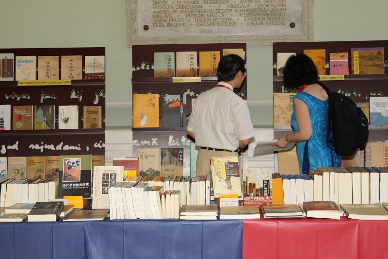 Latvijas Universitātes Austrumāzijas pētniecības centrs 
saņem Taivānas Nacionālās centrālās bibliotēkas Sinoloģijas centra dāvinājumu - 676 grāmatas un DVD. null