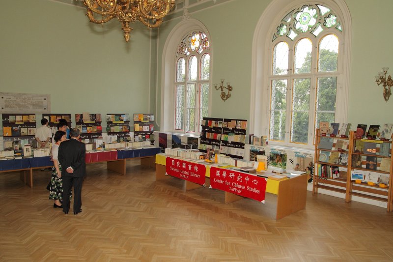 Latvijas Universitātes Austrumāzijas pētniecības centrs 
saņem Taivānas Nacionālās centrālās bibliotēkas Sinoloģijas centra dāvinājumu - 676 grāmatas un DVD. null