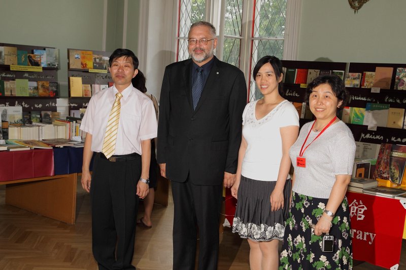 Latvijas Universitātes Austrumāzijas pētniecības centrs 
saņem Taivānas Nacionālās centrālās bibliotēkas Sinoloģijas centra dāvinājumu - 676 grāmatas un DVD. null