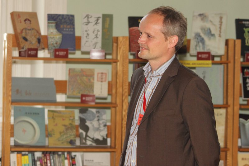 Latvijas Universitātes Austrumāzijas pētniecības centrs 
saņem Taivānas Nacionālās centrālās bibliotēkas Sinoloģijas centra dāvinājumu - 676 grāmatas un DVD. LU Humanitāro zinātņu fakultātes Āzijas studiju institūta direktors dr. Franks Kraushārs.