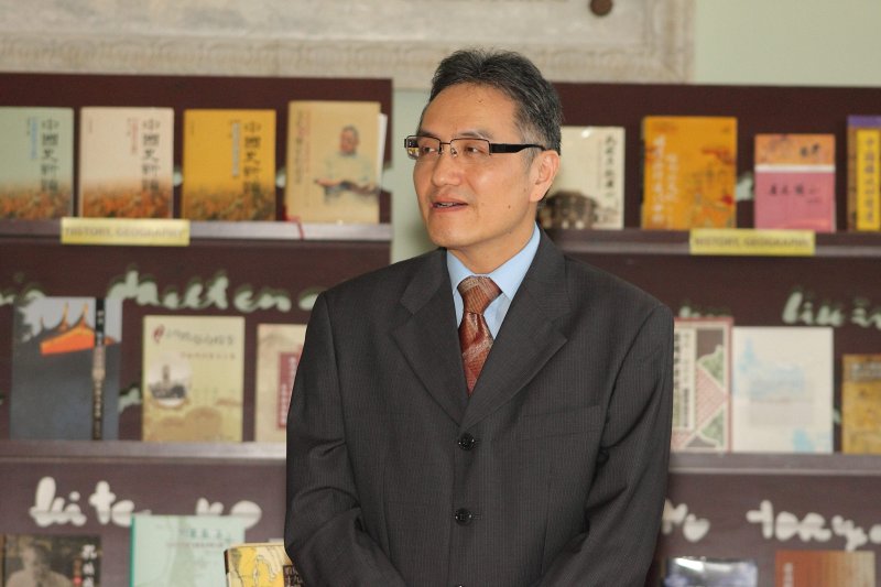 Latvijas Universitātes Austrumāzijas pētniecības centrs 
saņem Taivānas Nacionālās centrālās bibliotēkas Sinoloģijas centra dāvinājumu - 676 grāmatas un DVD. Čiang Čing-kuo fonda (Chiang Ching-kuo Foundation for International Scholarly Exchange ) prezidents prof. 
Yun-han Chu.