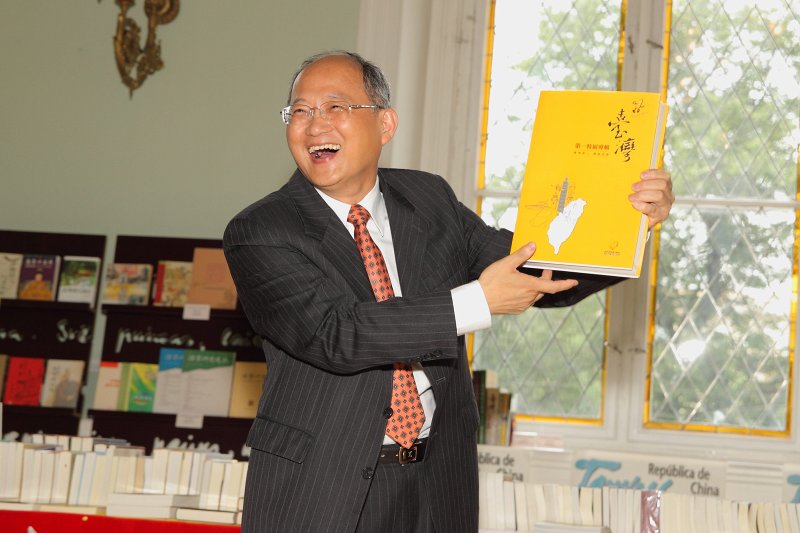 Latvijas Universitātes Austrumāzijas pētniecības centrs 
saņem Taivānas Nacionālās centrālās bibliotēkas Sinoloģijas centra dāvinājumu - 676 grāmatas un DVD. Taipejas misijas Latvijā vadītājs David C. Y. Wang.