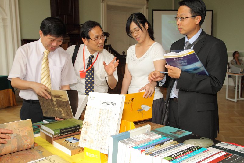 Latvijas Universitātes Austrumāzijas pētniecības centrs 
saņem Taivānas Nacionālās centrālās bibliotēkas Sinoloģijas centra dāvinājumu - 676 grāmatas un DVD. null