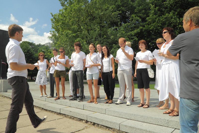 Latvijas Universitātes Sociālo zinātņu fakultātes flashmob pie Raiņa pieminekļa. null