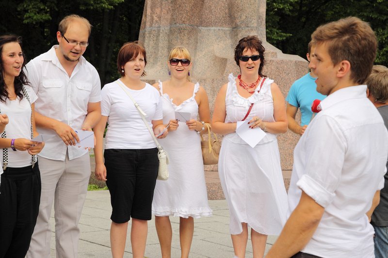 Latvijas Universitātes Sociālo zinātņu fakultātes flashmob pie Raiņa pieminekļa. null