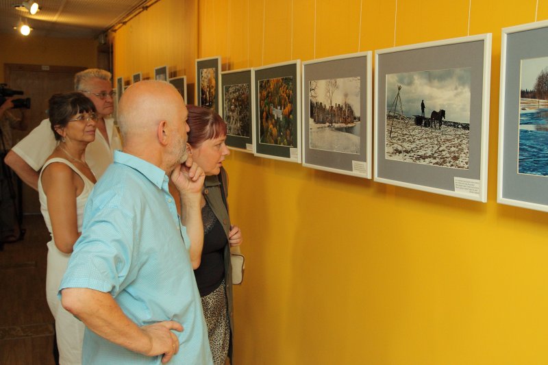 Fotomākslinieka, Latgales fotogrāfu biedrības vadītāja Igora Pliča izstādes 'Latgales ainava' atklāšana Latvijas Universitātes Akadēmiskajā bibliotēkā. null