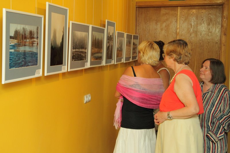 Fotomākslinieka, Latgales fotogrāfu biedrības vadītāja Igora Pliča izstādes 'Latgales ainava' atklāšana Latvijas Universitātes Akadēmiskajā bibliotēkā. null