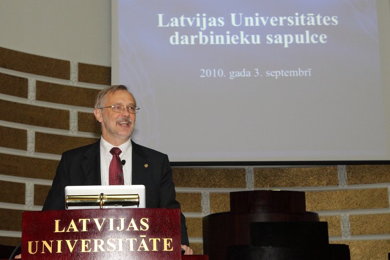 Latvijas Universitātes darbinieku sapulce. LU rektors prof. Mārcis Auziņš.