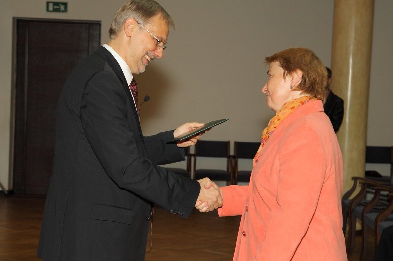 Latvijas Universitātes darbinieku sapulce. LU rektors prof. Mārcis Auziņš (pa kreisi) pasniedz asoc. profesora diplomu LU EVF asoc. profesorei Svetlanai Saksonovai.