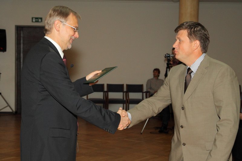 Latvijas Universitātes darbinieku sapulce. LU rektors prof. Mārcis Auziņš (pa kreisi) pasniedz asoc. profesora diplomu LU MF asoc. profesoram Aldim Puķītim.