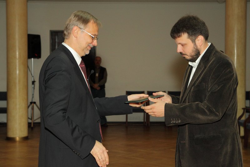 Latvijas Universitātes darbinieku sapulce. LU rektors prof. Mārcis Auziņš (pa kreisi) pasniedz profesora diplomu LU SZF profesoram Jānim Ikstenam.