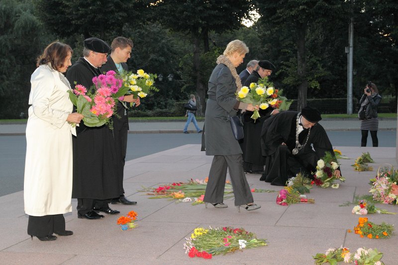 Jaunā Studenta svētki (Aristoteļa svētki) '2010. Ziedu nolikšana pie Brīvības pieminekļa. null