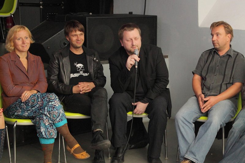 Diskusija 'Vai viegli būt māksliniekam?' klubā NABAKLAB. No kreisās:
Krista Burāne, 
Andris Vītoliņš, 
Ilmārs Šlāpins (diskusijas vadītājs), 
Kristaps Gulbis.