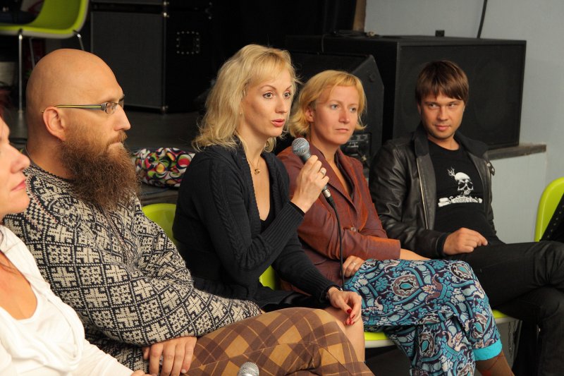 Diskusija 'Vai viegli būt māksliniekam?' klubā NABAKLAB. No kreisās:
Aigars Bikše, 
Laura Minskere, 
Krista Burāne, 
Andris Vītoliņš.