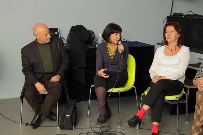Diskusija 'Vai viegli būt māksliniekam?' klubā NABAKLAB. No kreisās:
Boriss Avramecs, 
Inese Baranovska, 
Solvita Krese.