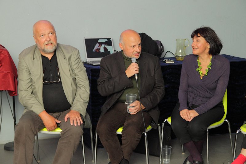 Diskusija 'Vai viegli būt māksliniekam?' klubā NABAKLAB. No kreisās:
Jānis Borgs, 
Boriss Avramecs, 
Inese Baranovska.