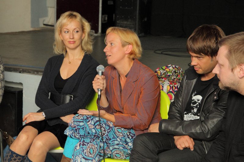 Diskusija 'Vai viegli būt māksliniekam?' klubā NABAKLAB. No kreisās:
Laura Minskere, 
Krista Burāne, 
Andris Vītoliņš, 
Ilmārs Šlāpins (diskusijas vadītājs).