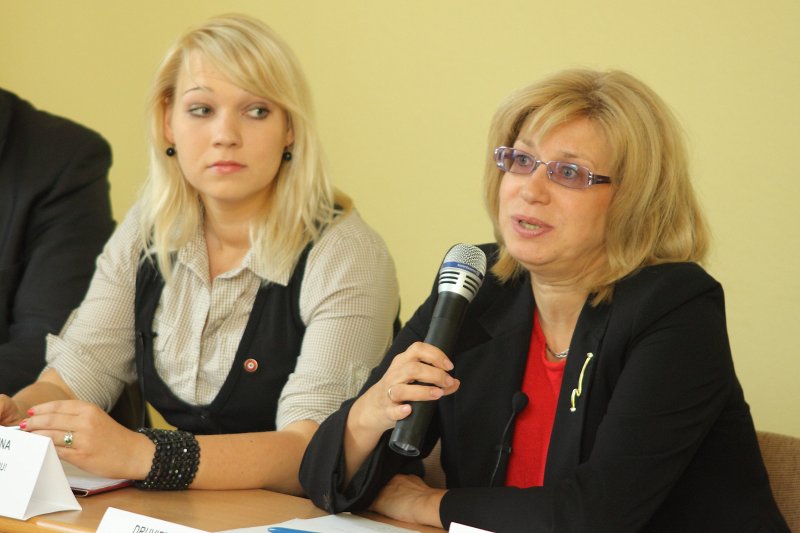 Pirmsvēlēšanu publiskā diskusija par izglītību un zinātni LU Sociālo zinātņu fakultātē. No kreisās:
Anna Cīrule (PLL); 
Ina Druviete (Vienotība).