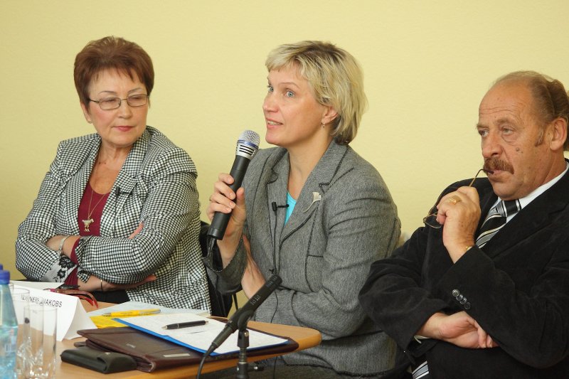 Pirmsvēlēšanu publiskā diskusija par izglītību un zinātni LU Sociālo zinātņu fakultātē. No kreisās:
Anita Jākobsone (SC); 
Ingūna Raituma (VL-TB/LNNK); 
Jakovs Pliners (PCTVL).