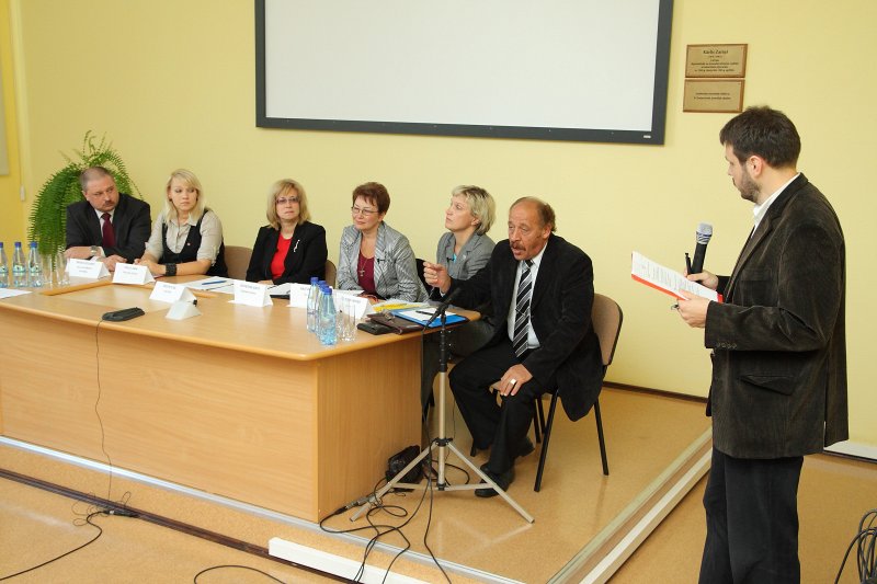 Pirmsvēlēšanu publiskā diskusija par izglītību un zinātni LU Sociālo zinātņu fakultātē. No kreisās:
Rolands Broks (ZZS); 
Anna Cīrule (PLL); 
Ina Druviete (Vienotība); 
Anita Jākobsone (SC); 
Ingūna Raituma (VL-TB/LNNK); 
Jakovs Pliners (PCTVL); 
diskusijas vadītājs prof. Jānis Ikstens.