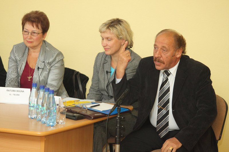 Pirmsvēlēšanu publiskā diskusija par izglītību un zinātni LU Sociālo zinātņu fakultātē. No kreisās:
Anita Jākobsone (SC); 
Ingūna Raituma (VL-TB/LNNK); 
Jakovs Pliners (PCTVL).