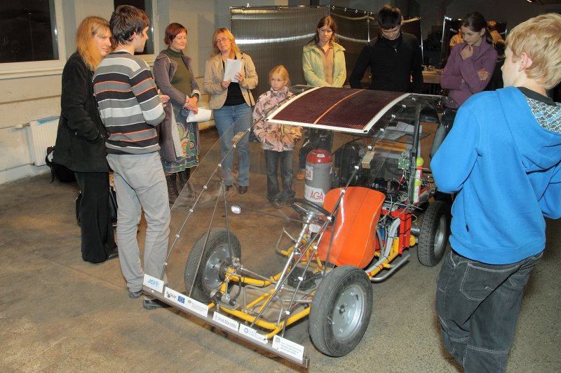 Zinātnieku nakts Latvijas Universitātes Cietvielu fizikas institūtā. Ūdeņraža automašīnas demonstrējumi.