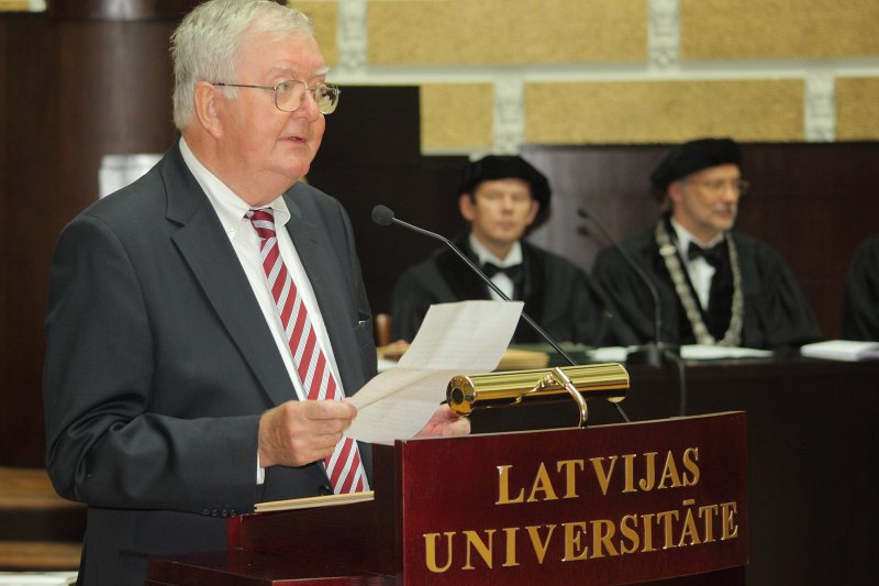 Latvijas Universitātes 91. gadadienai veltīta svinīgā LU Senāta sēde. LU Goda doktors, Zviedrijas Karaliskās Tehniskās augstskolas
profesors Jānis Bubenko.