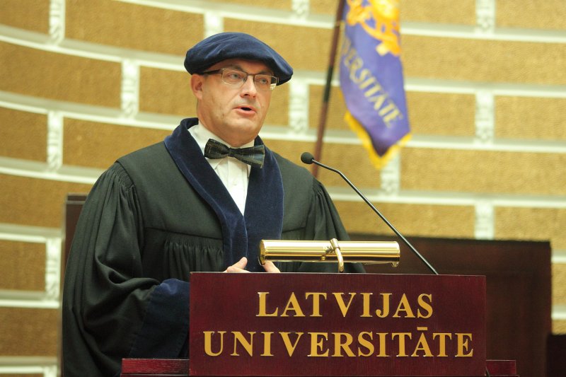 Latvijas Universitātes 91. gadadienai veltīta svinīgā LU Senāta sēde. LU VFF dekāns prof. Gvido Straube iepazīstina ar LU Goda doktoru Otfrīdu Hefi.