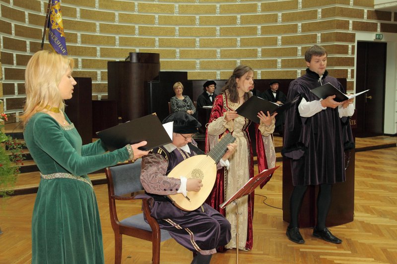 Latvijas Universitātes 91. gadadienai veltīta svinīgā LU Senāta sēde. Muzicē senās mūzikas ansamblis 'Canto'.