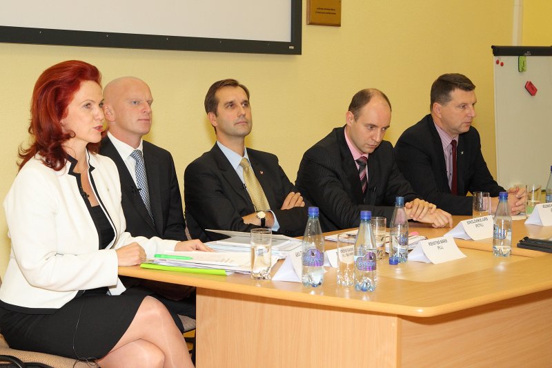 Pirmsvēlēšanu diskusija par Latvijas stratēģiskās attīstības jautājumiem. No kreisās: 
Solvita Āboltiņa ('Vienotība'); 
Gaidis Bērziņš (VL -TB/LNNK); 
Māris Riekstiņš ('Par labu Latviju'); 
Juris Sokolovskis (PCTVL); 
Raimonds Vējonis (ZZS).