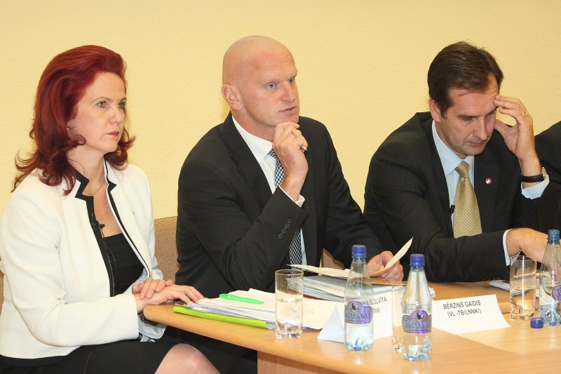 Pirmsvēlēšanu diskusija par Latvijas stratēģiskās attīstības jautājumiem. No kreisās: 
Solvita Āboltiņa ('Vienotība'); 
Gaidis Bērziņš (VL -TB/LNNK); 
Māris Riekstiņš ('Par labu Latviju').