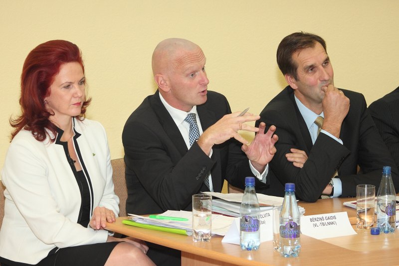 Pirmsvēlēšanu diskusija par Latvijas stratēģiskās attīstības jautājumiem. No kreisās: 
Solvita Āboltiņa ('Vienotība'); 
Gaidis Bērziņš (VL -TB/LNNK); 
Māris Riekstiņš ('Par labu Latviju').