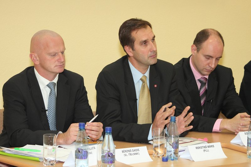 Pirmsvēlēšanu diskusija par Latvijas stratēģiskās attīstības jautājumiem. No kreisās: 
Gaidis Bērziņš (VL -TB/LNNK); 
Māris Riekstiņš ('Par labu Latviju'); 
Juris Sokolovskis (PCTVL).