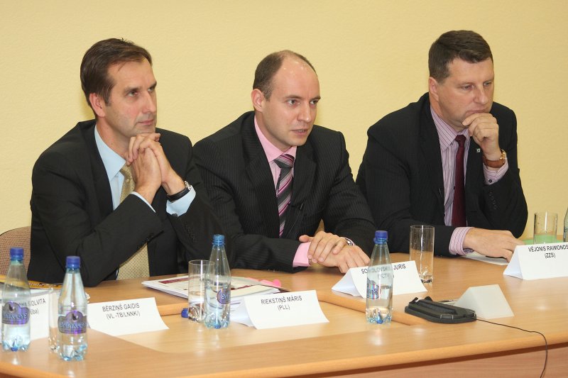 Pirmsvēlēšanu diskusija par Latvijas stratēģiskās attīstības jautājumiem. No kreisās: 
Māris Riekstiņš ('Par labu Latviju'); 
Juris Sokolovskis (PCTVL); 
Raimonds Vējonis (ZZS).