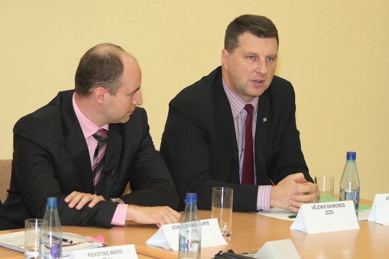 Pirmsvēlēšanu diskusija par Latvijas stratēģiskās attīstības jautājumiem. No kreisās: 
Juris Sokolovskis (PCTVL); 
Raimonds Vējonis (ZZS).