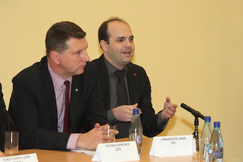Pirmsvēlēšanu diskusija par Latvijas stratēģiskās attīstības jautājumiem. No kreisās: 
Raimonds Vējonis (ZZS); 
(?) ('Saskaņas centrs').