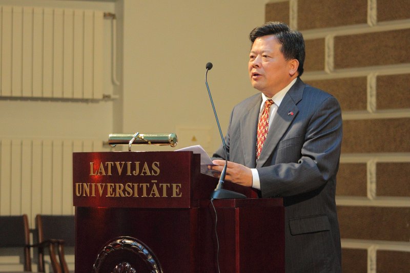 'Lielās ķīniešu-latviešu vārdnīcas' atvēršanas svētki. Ķīnas vēstnieks Latvijā Hu Ješuņs (Hu Yeshun).