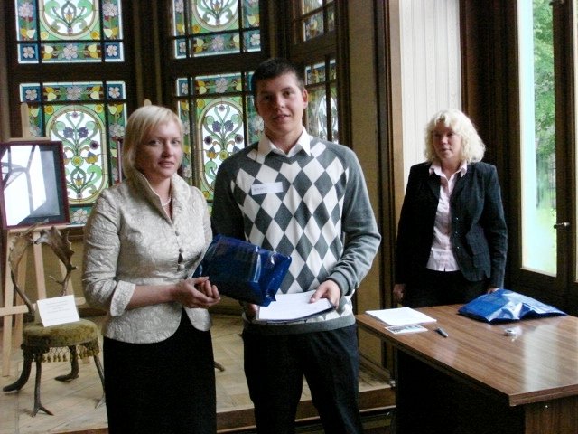 Latvijas Universitātes Fonda stipendiju programmas 'Ceļamaize 2010 un M.M.V.Petkevičs' stipendiātu līgumu slēgšana A. un K. Morbergu vasarnīcā Jūrmalā. null