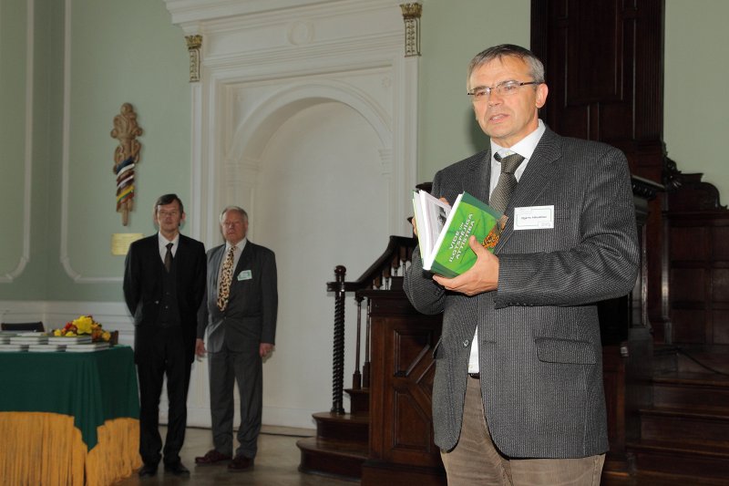 Grāmatas 'Vide un ilgtspējīga attīstība' svinīga atvēršana Latvijas Universitātes Mazajā aulā. LU ĢZZF dekāns prof. Oļģerts Nikodemus.