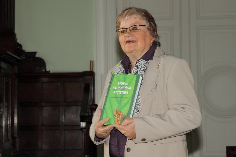 Grāmatas 'Vide un ilgtspējīga attīstība' svinīga atvēršana Latvijas Universitātes Mazajā aulā. Prof. Dagnija Blumberga.