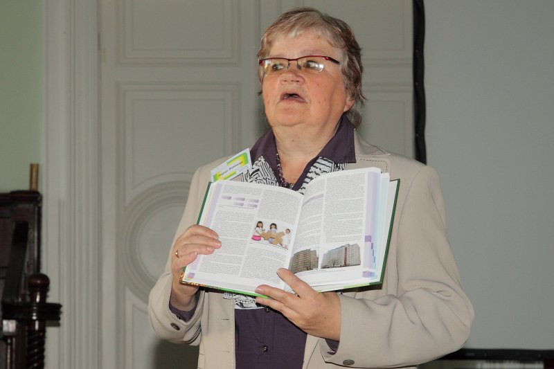 Grāmatas 'Vide un ilgtspējīga attīstība' svinīga atvēršana Latvijas Universitātes Mazajā aulā. Prof. Dagnija Blumberga.