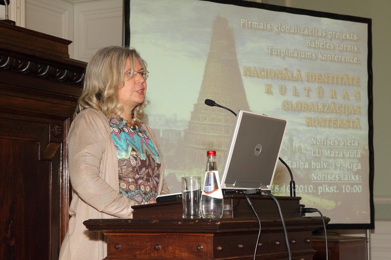 Konference 'Nacionālā identitāte kultūras globalizācijas kontekstā'. SKIA valdes 
priekšēdētāja 
Inese Pitkeviča.